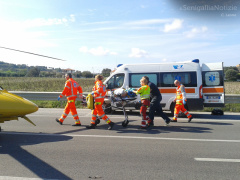 Il trasporto del ciclista investito a Senigallia sull'eliambulanza