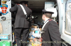 Carabinieri ispezionano il furgone usato per il colpo al deposito della Multiservizi tra Montemarciano e Falconara Marittima