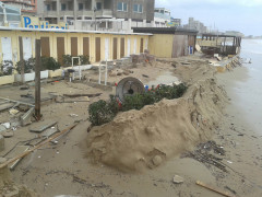 Maltempo a Pesaro: la mareggiata sta erodendo la spiaggia