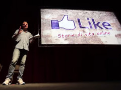 Luca Pagliari a teatro con lo spettacolo di sensibilizzazione sul cyberbullismo "Like - storie di vita online"