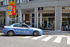 Furto con spaccata al bar Colosseo di Senigallia: indaga la Polizia