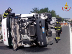 Il ribaltamento di un autocarro che trasportava polli in superstrada direzione Fabriano-Ancona