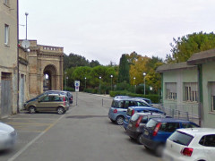 Il loggiato prospiciente i giardini dell’ex Foro Boario, nei pressi della piazza Giovanni XXIII di Osimo