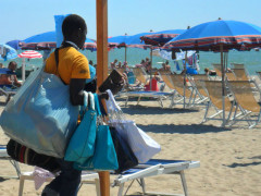 venditore abusivo in spiaggia