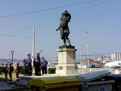 Un giovane greco è salito stamani sulla statua di Traiano ad Ancona, davanti alla sede della Banca d'Italia