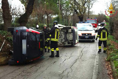 Vigili del fuoco e 118 sul luogo dell'incidente a Castelferretti sulla sp9