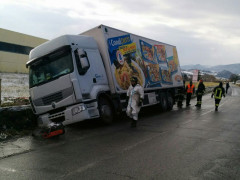 Tir finisce fuori strada per il ghiaccio a San Severino Marche, Septempedana chiusa per un'ora