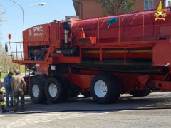 I vigili del fuoco intervenuti a Marina di Montemarciano per un incendio a una mietitrebbia