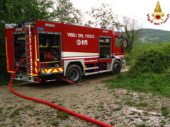 I Vigili del Fuoco intervengono per l'incendio a un capanno agricolo