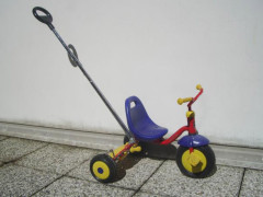 Un triciclo per bambini