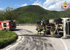 Il camion ribaltato sulla s.p. 360 ad Arcevia: l'intervento dei Vigili del fuoco