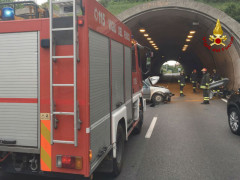 Auto contro guardrail sull'asse nord-sud ad Ancona: Vigili del Fuoco sul posto