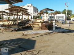 Lo stabilimento balneare Bora Bora sulla spiaggia del lungomare Marconi, a Senigallia, dopo la mareggiata del 16 giugno 2016