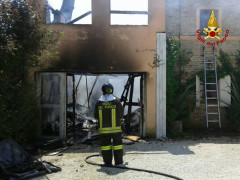 I Vigili del Fuoco di Osimo e Macerata intervenuti a Recanati, contrada Ricciola, per l'incendio in una rimessa