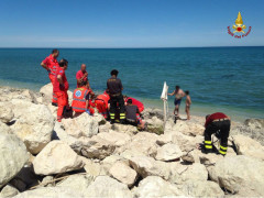 Vigili del Fuoco soccorrono una persona incastrata tra gli scogli a Marina di Montemarciano