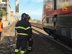 Vigili del fuoco sul luogo dell'incidente mortale nei pressi della stazione fs di Porto Potenza Picena