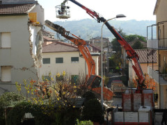 Lavori in via Pasubio, a Tolentino, per la messa in sicurezza degli edifici dopo il sisma del 30 ottobre