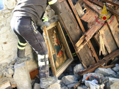 Altari e quadri salvati da neve e macerie ad Arquata del Tronto dalla chiesa crollata della santissima Annunziata