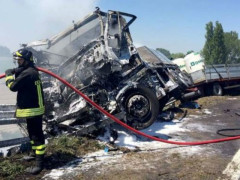 Camion carbonizzato lungo l'A13