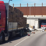I vigili del fuoco sono dovuti intervenire sulla strada provinciale 34, tra Castelferretti e Camerata Picena, per soccorrere un autocarro in difficoltà