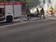 Incendio ai danni di un'automobile lungo l'A14