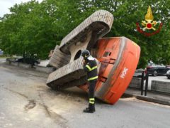 Escavatore ribaltatosi a Pollenza