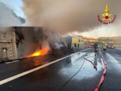 Incendio di un tir lungo l'A-14