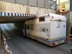 Camper incastrato in un sottopasso di Jesi