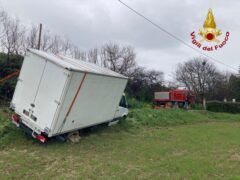 Autocarro fuori strada ad Agugliano