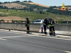 Tombino in fiamme sull'A-14