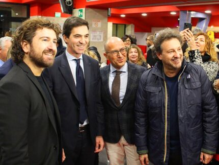 Francesco Acquaroli con i protagonisti del film "Io e te dobbiamo parlare"